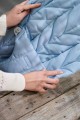 pol_pl_BABYBJORN-lezaczek-BLISS-Woven-Petal-Quilt-Niebieski-34008_5.jpg