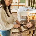 pol_pl_LEANDER-Newborn-Seat-do-krzeselka-do-karmienia-Louie-TM-i-Classic-TM-Mocca-35560_8.jpg